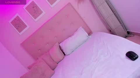 Snapshot of annie_dolce_ chatting on 10-22-25, 10:20 annie_dolce_ online show from 10-22-25, 10:20