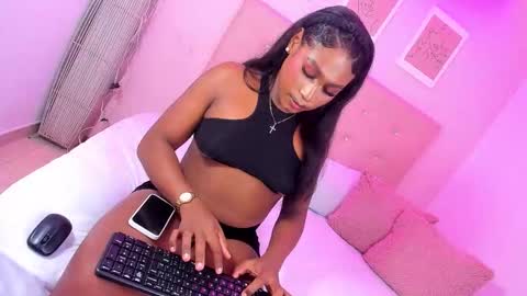 Snapshot of annie_dolce_ chatting on 11-29-25, 12:02 annie_dolce_ online show from 11-29-25, 12:02