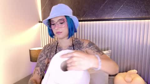 ANNIE HAWK online show from 04-25-26, 10:07