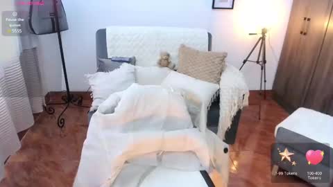 LAURA - A n n i e  S w a n online show from 01-31-25, 02:17