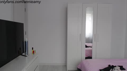 Snapshot of annieamy chatting on 01-22-25, 01:00 Annie online show from 01-22-25, 01:00