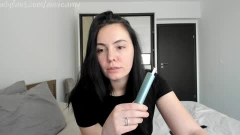 Annie online show from 04-04-26, 02:58