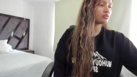 Snapshot of annieandstefan chatting on 10-20-25, 01:33 Annie and Stefan online show from 10-20-25, 01:33