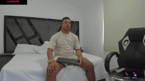 Snapshot of annieandstefan chatting on 10-25-25, 12:45 Annie and Stefan online show from 10-25-25, 12:45