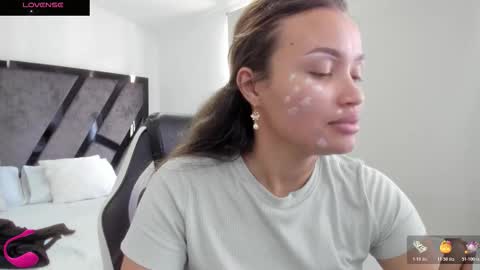 Snapshot of annieandstefan chatting on 11-21-25, 03:22 Annie and Stefan online show from 11-21-25, 03:22