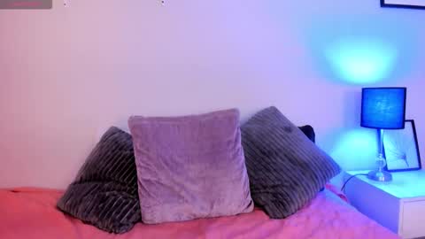 Snapshot of anniie_james_ chatting on 10-08-25, 12:03 Annie online show from 10-08-25, 12:03
