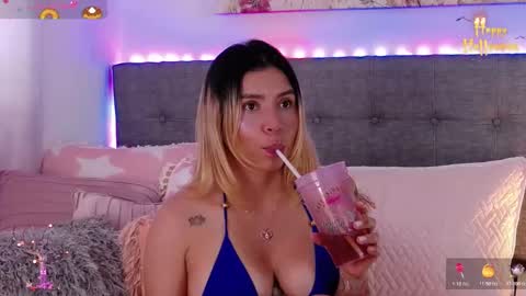 Snapshot of anntonellalee chatting on 10-25-25, 07:08 Antonella Lee online show from 10-25-25, 07:08