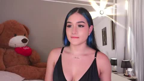 Snapshot of annyhizzle chatting on 11-05-25, 02:33 online show from 11-05-25, 02:33