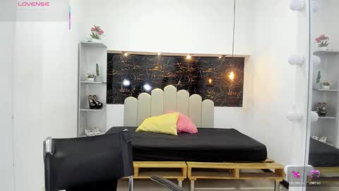 Snapshot of annyrosee chatting on 10-28-25, 07:49 Anny online show from 10-28-25, 07:49