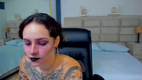Snapshot of annythomsonn chatting on 10-31-25, 10:22 AnnyT online show from 10-31-25, 10:22