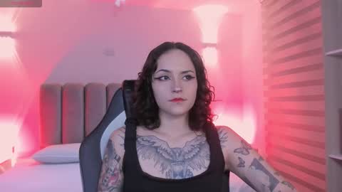 Snapshot of annythomsonn chatting on 12-16-25, 11:43 AnnyT online show from 12-16-25, 11:43