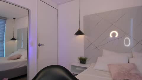 Snapshot of antonella__rouse chatting on 12-03-25, 09:35 Antonella online show from 12-03-25, 09:35