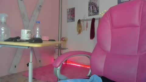 Snapshot of antonellakling_ chatting on 02-13-25, 12:00 ANTONELLA online show from 02-13-25, 12:00