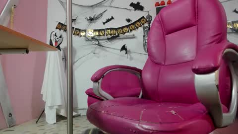 Snapshot of antonellakling_ chatting on 10-19-25, 11:05 ANTONELLA online show from 10-19-25, 11:05