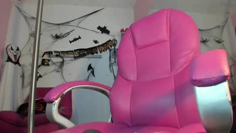 Snapshot of antonellakling_ chatting on 10-25-25, 10:15 ANTONELLA online show from 10-25-25, 10:15