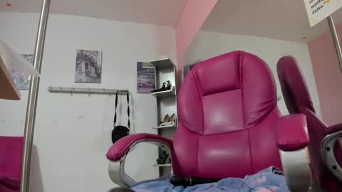 Snapshot of antonellakling_ chatting on 12-14-25, 11:48 ANTONELLA online show from 12-14-25, 11:48