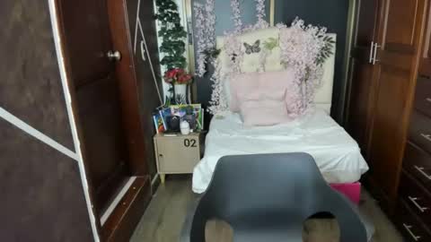 A N T O N E L L A online show from 10-17-25, 01:03