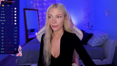 Snapshot of anyataylorr chatting on 11-19-25, 02:22 Anya online show from 11-19-25, 02:22