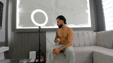 Snapshot of apolo_bianco_ chatting on 02-22-25, 05:02 APOLO online show from 02-22-25, 05:02