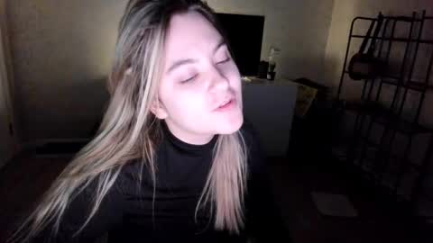 Snapshot of appleyummybuns chatting on 10-29-25, 12:51 appleyummybuns online show from 10-29-25, 12:51