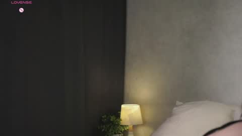 Snapshot of approche_toi_petite chatting on 05-18-26, 01:50 Meghan online show from 05-18-26, 01:50