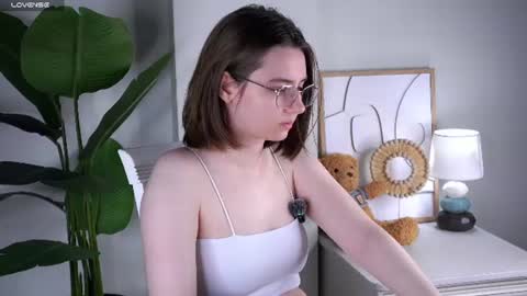 Snapshot of approche_toi_petite chatting on 06-14-26, 01:02 Meghan online show from 06-14-26, 01:02