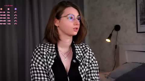 Snapshot of approche_toi_petite chatting on 06-21-26, 03:20 Meghan online show from 06-21-26, 03:20