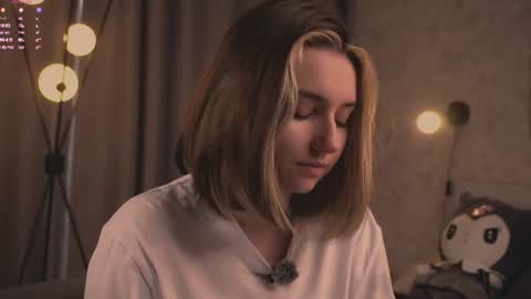 Snapshot of approche_toi_petite chatting on 07-18-26, 02:38 Meghan online show from 07-18-26, 02:38