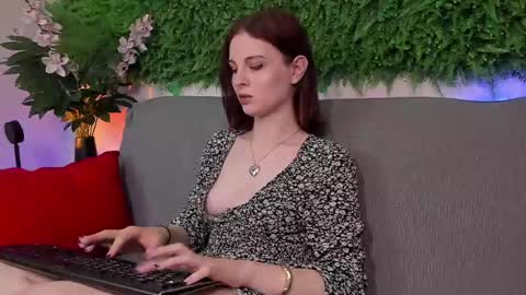 Snapshot of aprilavery chatting on 03-08-25, 10:24 April online show from 03-08-25, 10:24