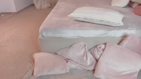 Laura online show from 11-19-25, 07:03