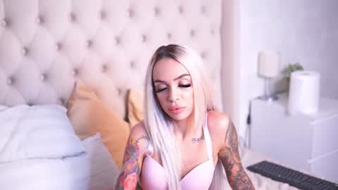 Snapshot of aprilhadid chatting on 07-24-26, 05:22 Laura online show from 07-24-26, 05:22