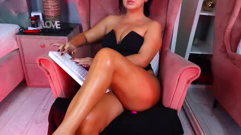 Snapshot of aqueenmonica chatting on 10-05-25, 01:48 AQueenMonica online show from 10-05-25, 01:48