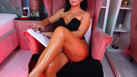 Snapshot of aqueenmonica chatting on 10-11-25, 02:15 AQueenMonica online show from 10-11-25, 02:15