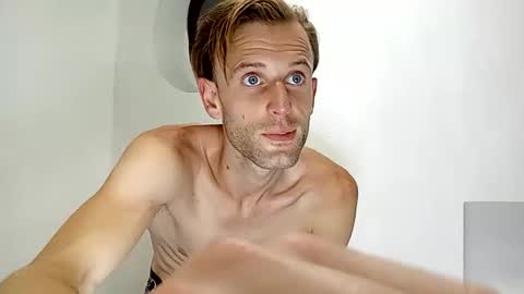 Snapshot of aquilesmade chatting on 11-05-25, 01:05 Aquilesmade online show from 11-05-25, 01:05