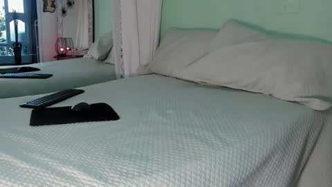 Nadia Cyel online show from 10-27-25, 10:14