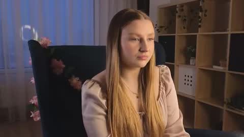 Snapshot of aracelieovaldi chatting on 12-15-25, 04:06 Valentina online show from 12-15-25, 04:06