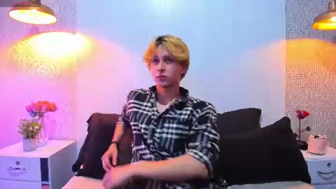Snapshot of archie6_ chatting on 08-08-26, 04:25 your archie online show from 08-08-26, 04:25