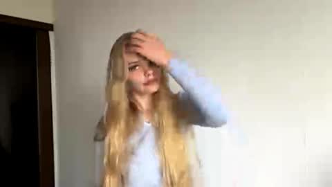 Amelia online show from 10-31-25, 11:22