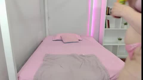 Snapshot of ari_rossee_ chatting on 10-15-25, 07:47 online show from 10-15-25, 07:47