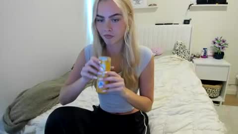 Snapshot of ariah_is_blonde chatting on 06-26-26, 08:02 Ariah online show from 06-26-26, 08:02