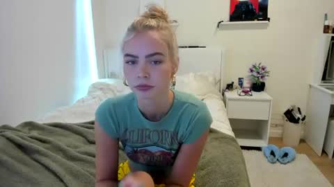 Snapshot of ariah_is_blonde chatting on 06-28-26, 07:20 Ariah online show from 06-28-26, 07:20