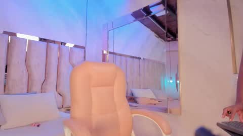 ariana_grande233 online show from 02-18-26, 11:50