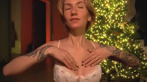 Snapshot of arianna_richi chatting on 12-21-24, 05:58 Olivka online show from 12-21-24, 05:58