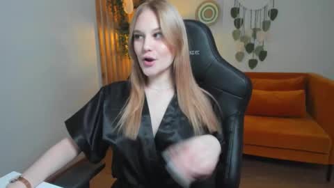 Snapshot of ariawell chatting on 10-16-25, 06:42 Aria online show from 10-16-25, 06:42