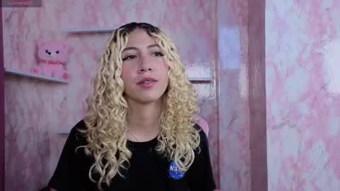 Snapshot of aribunnie chatting on 12-21-25, 09:33 Ari Bunnie online show from 12-21-25, 09:33