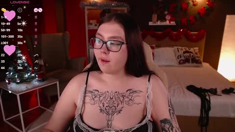 Snapshot of arizonaa_muse chatting on 12-13-24, 03:32 Astrid online show from 12-13-24, 03:32