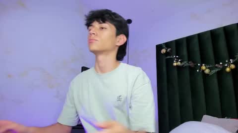 Snapshot of aron_valverde chatting on 12-17-25, 01:33 Aron online show from 12-17-25, 01:33