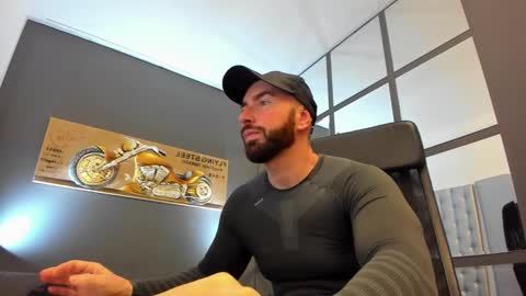 Snapshot of arongrant chatting on 02-04-25, 12:00 AronGrant online show from 02-04-25, 12:00