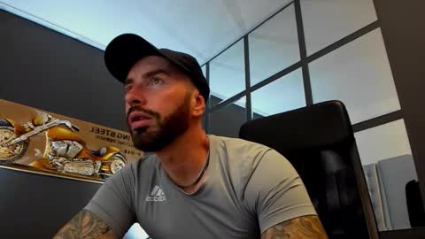 Snapshot of arongrant chatting on 09-28-25, 09:03 AronGrant online show from 09-28-25, 09:03