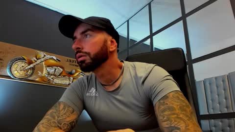 Snapshot of arongrant chatting on 10-01-25, 10:21 AronGrant online show from 10-01-25, 10:21